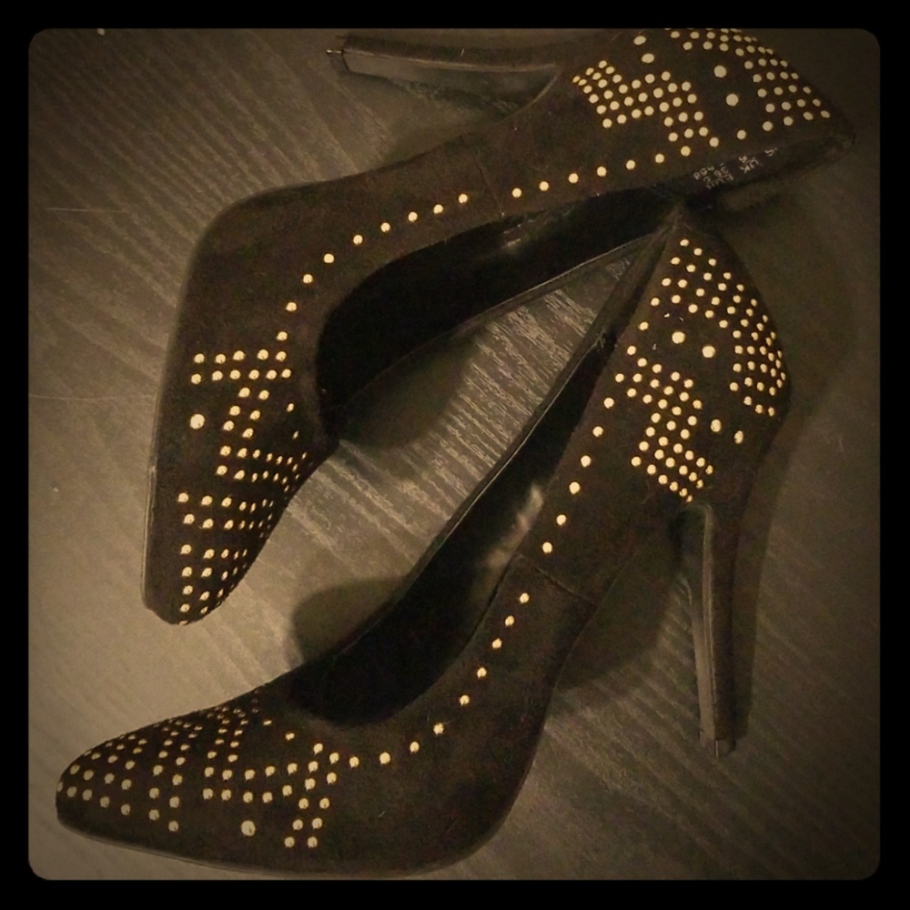 Suede black pumps with golden details